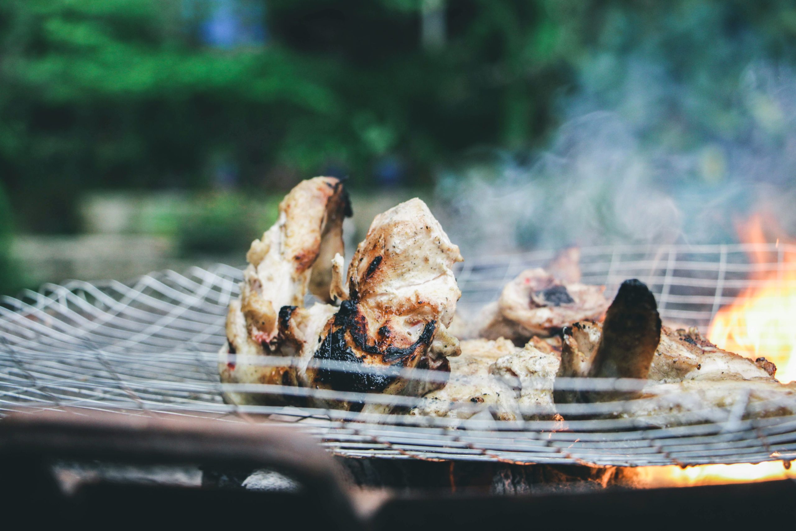 Kalkunkød der griller med låg på