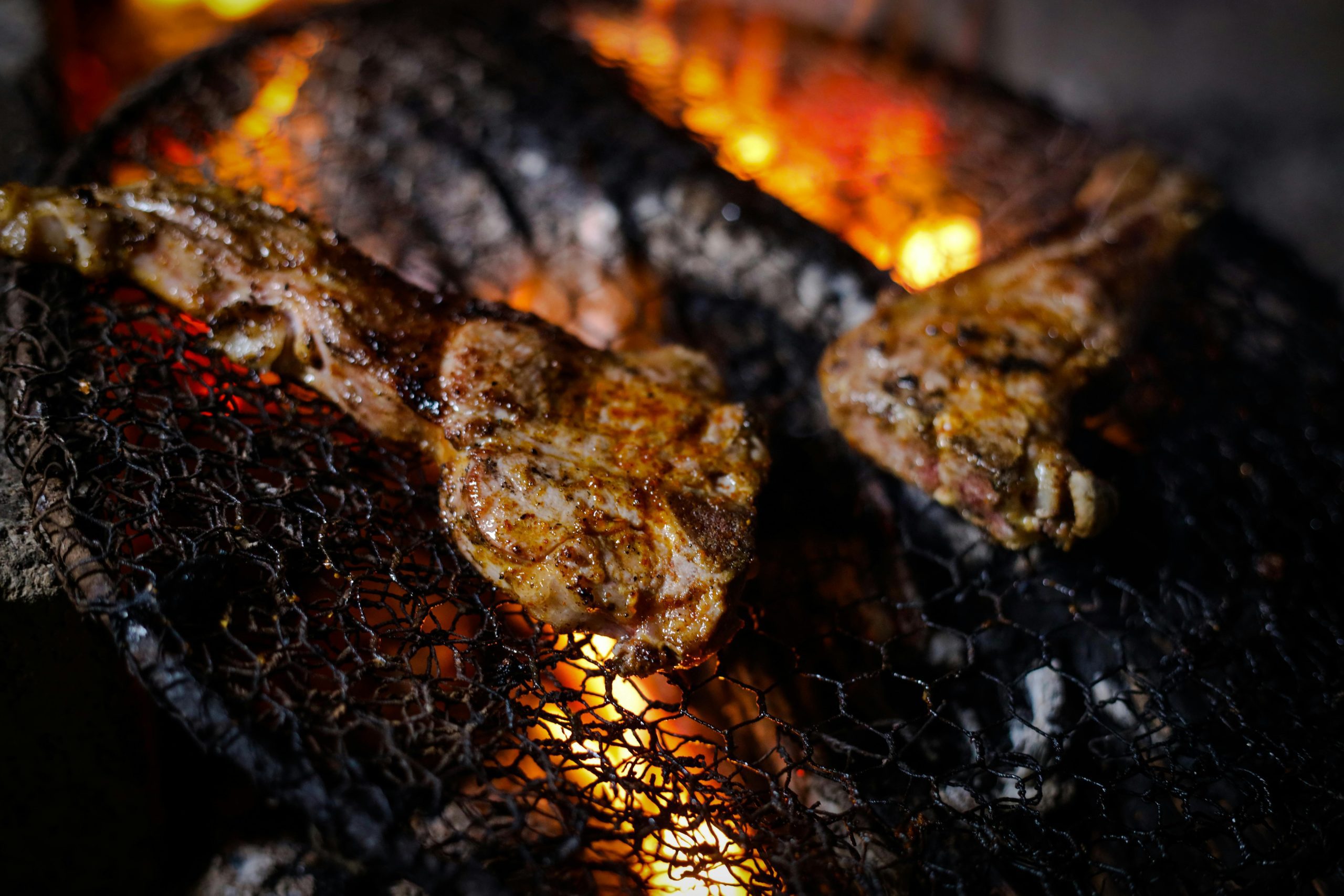 Lammekølle griller på gasgrill med lukket låg