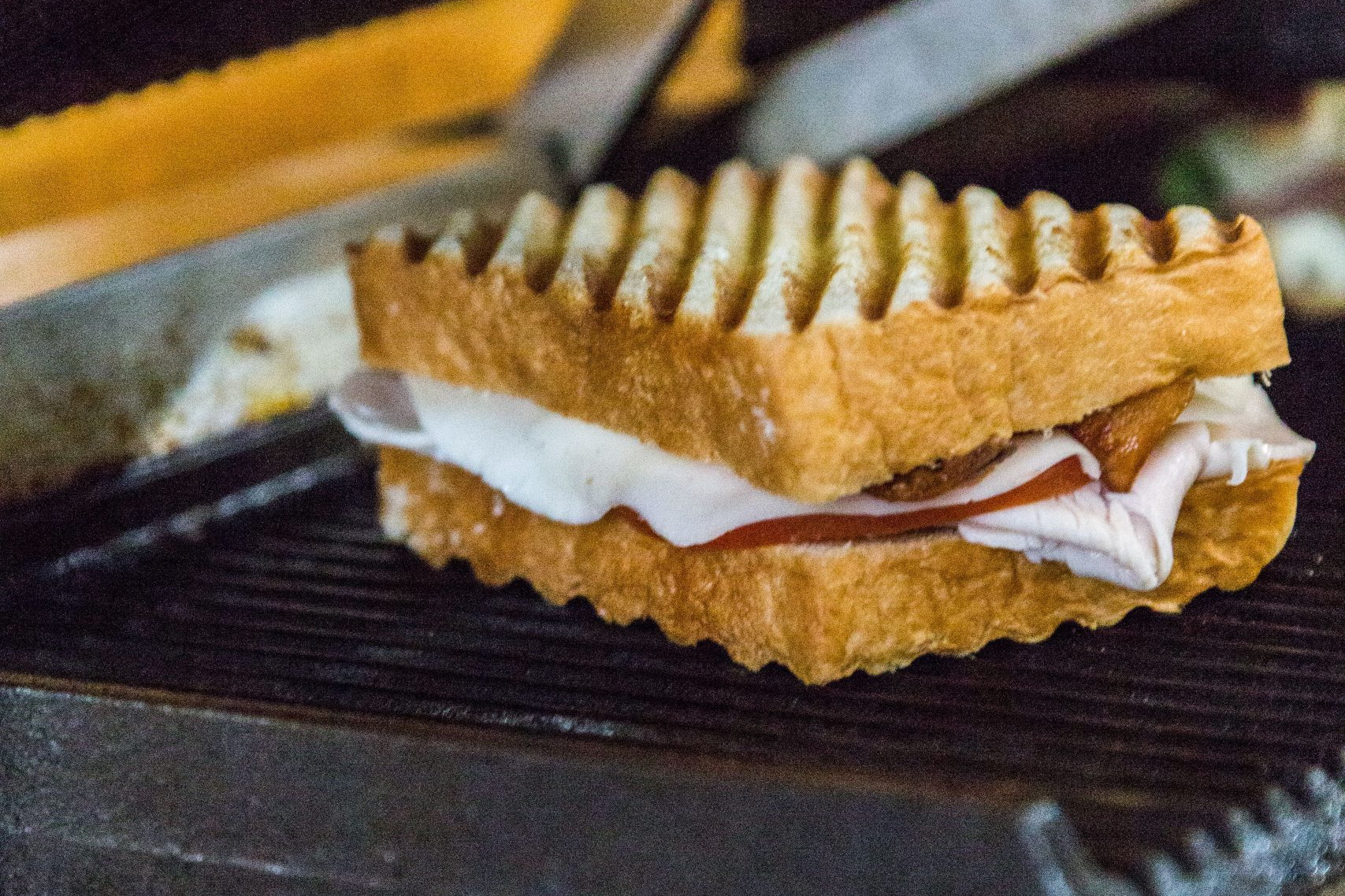 Panini grill med færdig grillet sandwich