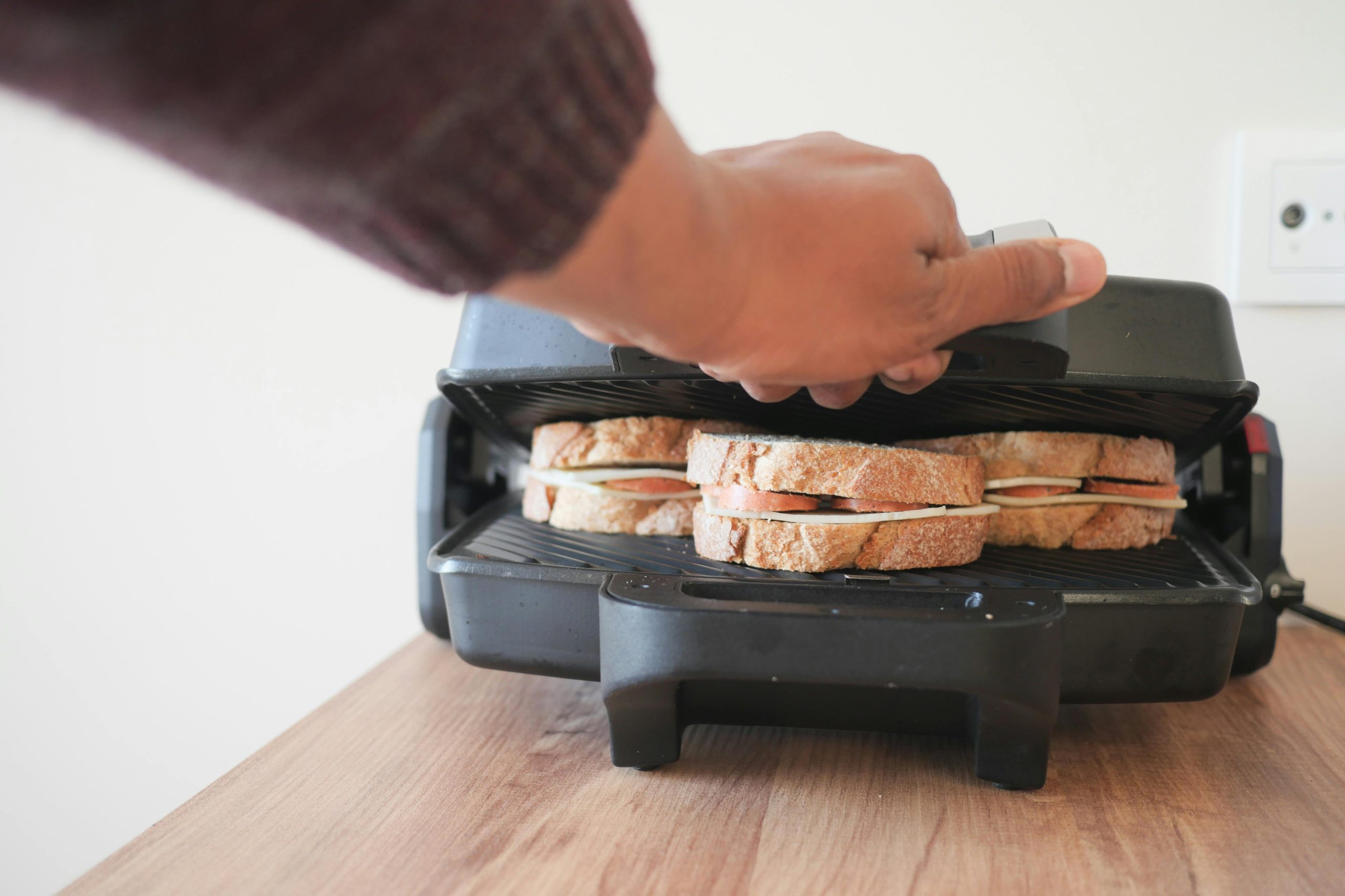 Sprød BLT panini skåret over på et skærebræt